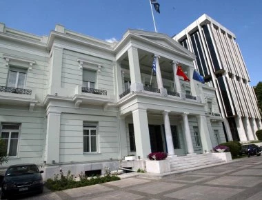 Οι αστείες δικαιολογίες του ΥΠΕΞ ως δήθεν «αιτίες» της πρόκλησης από την Αθήνα διπλωματικής κρίσης με την Ρωσία